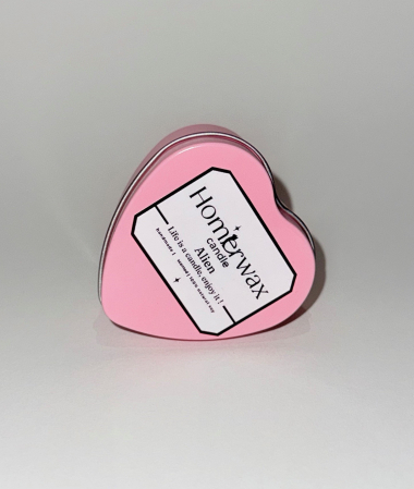 Lumanare parfumata din ceara naturala de soia, in recipient metalic reutilizabil, in forma de inima, culoare roz, cantitate ceara 40 g, arome: Alien sau La vie est belle [1]
