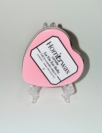 Lumanare parfumata din ceara naturala de soia, in recipient metalic reutilizabil, in forma de inima, culoare roz, cantitate ceara 40 g, arome: Alien sau La vie est belle [7]