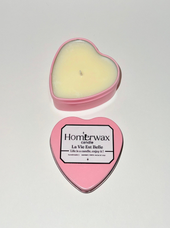 Lumanare parfumata din ceara naturala de soia, in recipient metalic reutilizabil, in forma de inima, culoare roz, cantitate ceara 40 g, arome: Alien sau La vie est belle [8]