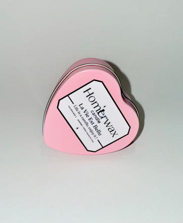 Lumanare parfumata din ceara naturala de soia, in recipient metalic reutilizabil, in forma de inima, culoare roz, cantitate ceara 40 g, arome: Alien sau La vie est belle [9]