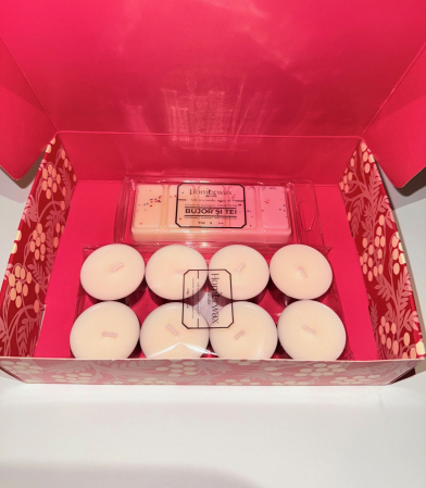 Setul red box contine o tableta ( snap bar) parfumata din ceara naturala de soia, cu aroma Bujor si tei, 50 g, 8 lumanari neparfumate din ceara naturala de soia, tip pastila, 128 g si o cutie eleganta de culoare rosie cu model [7]