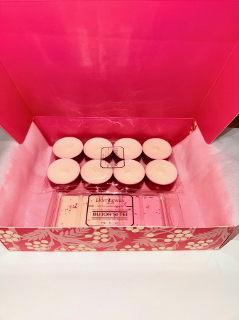 Setul red box contine o tableta ( snap bar) parfumata din ceara naturala de soia, cu aroma Bujor si tei, 50 g, 8 lumanari neparfumate din ceara naturala de soia, tip pastila, 128 g si o cutie eleganta de culoare rosie cu model [8]