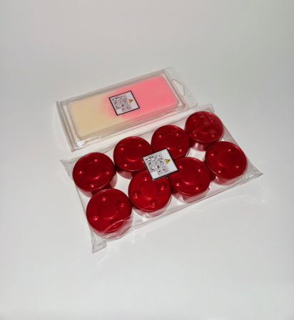 Setul red box contine o tableta ( snap bar) parfumata din ceara naturala de soia, cu aroma Bujor si tei, 50 g, 8 lumanari neparfumate din ceara naturala de soia, tip pastila, 128 g si o cutie eleganta de culoare rosie cu model [3]