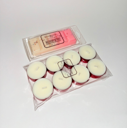 Setul red box contine o tableta ( snap bar) parfumata din ceara naturala de soia, cu aroma Bujor si tei, 50 g, 8 lumanari neparfumate din ceara naturala de soia, tip pastila, 128 g si o cutie eleganta de culoare rosie cu model [2]