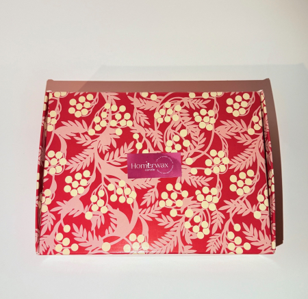 Setul red box contine o tableta ( snap bar) parfumata din ceara naturala de soia, cu aroma Bujor si tei, 50 g, 8 lumanari neparfumate din ceara naturala de soia, tip pastila, 128 g si o cutie eleganta de culoare rosie cu model [9]