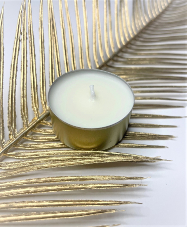 Marturii nunta / botez - Marturie pentru nunta sau botez Lumanare neparfumata din ceara naturala de soia, tip pastila. Culoare recipient: rosu/verde/auriu/argintiu. Ambalata intr-un saculet de organza de culoare auriu/bej. Se poate personaliza cu ajutorul unei etichete. Daca doriti sa le adaugam aroma se percepe taxa suplimentara. Puteti alege una dintre cele 25 de arome.