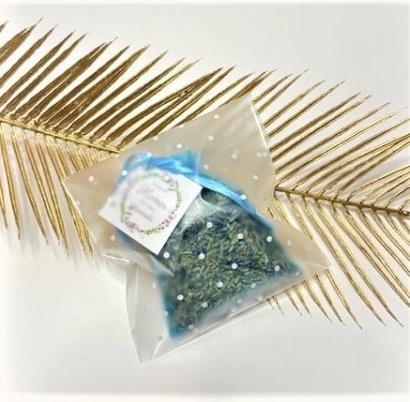 Saculet de organza de culoare bleu care contine 10 g de flori uscate de lavanda. Fiecare saculet este umplut manual cu florile naturale atent selectate. Ambalat intr-o punguta eleganta de celofan opac cu buline albe. [4]