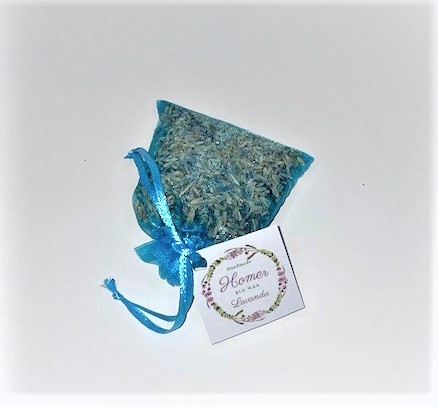 Saculet de organza de culoare bleu care contine 10 g de flori uscate de lavanda. Fiecare saculet este umplut manual cu florile naturale atent selectate. Ambalat intr-o punguta eleganta de celofan opac cu buline albe. [1]