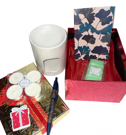 Seturi cadou - Cutie eleganta de Craciun, vas bej de ceramica, snap bar, ceara parfumata de soia, handmade, aroma Craciun, 50 g set 4 lumanari tip pastila