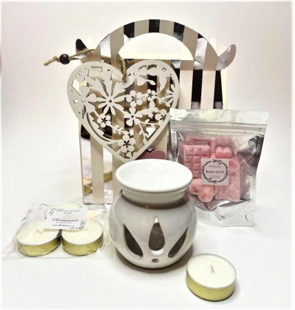 Cutie eleganta cu decoratiune de lemn in forma de inima, vas alb de ceramica, set wax melts Bujor si tei, 4 lumanari pastila neparfumate aurii, handmade [3]