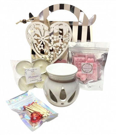 Bucati de ceara parfumata - Cutie eleganta cu decoratiune de lemn in forma de inima, vas alb de ceramica, set wax melts Bujor si tei, 4 lumanari pastila neparfumate aurii, handmade