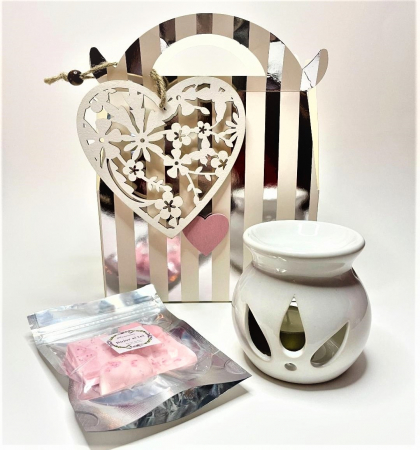 Cutie eleganta cu decoratiune de lemn in forma de inima, vas alb de ceramica, set wax melts Bujor si tei, 4 lumanari pastila neparfumate aurii, handmade [1]