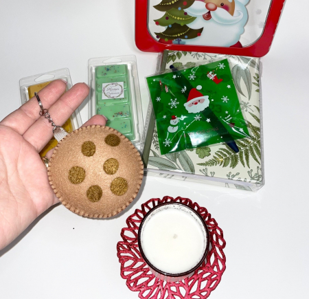 Cutie metalica de Craciun cu lumanare din ceara de soia aroma Cookies, 70 g, 2 snapbar, arome Craciun si Scortisoara, 100 g, set 2 lumanari tip pastila, breloc fetru - model cookie, suport lumanare, agenda 2023 si pix [3]