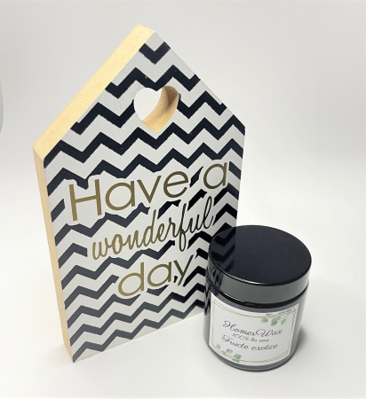 Set format din lumanare parfumata din ceara de soia cu aroma de Fructe exotice si Decoratiune din lemn cu mesaj motivational Have a wonderful day. [2]