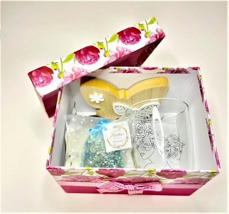 Cutie eleganta cu decoratiune de lemn in forma de fluture, cana de sticla, infuzor pentru ceai, set wax melts Bujor si tei, 4 lumanari aurii tip pastila, saculet organza cu flori uscate de Lavanda, handmade [5]