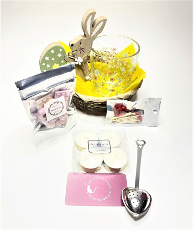 Cosulet cu decoratiune de lemn in forma de iepure cu ou, cana de sticla, infuzor pentru ceai, set wax melts Bujor si tei, 4 lumanari argintii tip pastila, handmade [1]