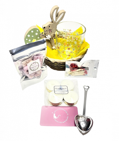 Seturi cadou - Cosulet cu decoratiune de lemn in forma de iepure cu ou, cana de sticla, infuzor pentru ceai, set wax melts Bujor si tei, 4 lumanari argintii tip pastila, handmade