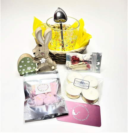 Cosulet cu decoratiune de lemn in forma de iepure cu ou, cana de sticla, infuzor pentru ceai, set wax melts Bujor si tei, 4 lumanari argintii tip pastila, handmade [3]