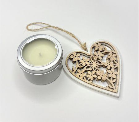 Setul contine: - o lumanare travel, aroma Lavanda, 85 g; - o decoratiune inima din lemn; - o cutie alba cu dungi argintii. [2]