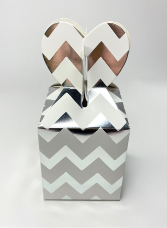 Setul contine: - o lumanare travel, aroma Lavanda, 85 g; - o decoratiune inima din lemn; - o cutie alba cu dungi argintii. [5]