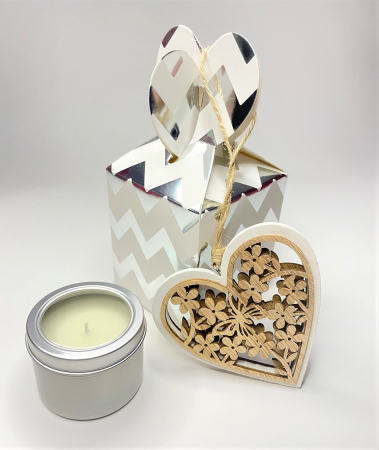 Setul contine: - o lumanare travel, aroma Lavanda, 85 g; - o decoratiune inima din lemn; - o cutie alba cu dungi argintii. [1]