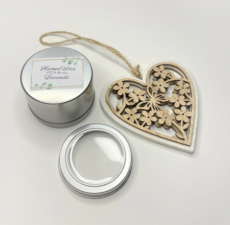 Setul contine: - o lumanare travel, aroma Lavanda, 85 g; - o decoratiune inima din lemn; - o cutie alba cu dungi argintii. [4]