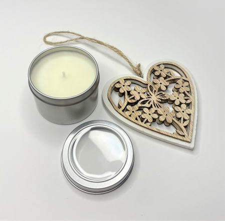 Setul contine: - o lumanare travel, aroma Lavanda, 85 g; - o decoratiune inima din lemn; - o cutie alba cu dungi argintii. [3]