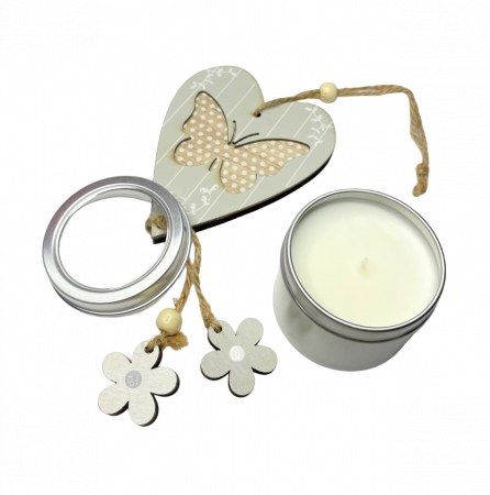 Seturi cadou - Setul contine: - o lumanare travel, aroma Trandafir, 85 g; - o decoratiune din lemn inima-fluture-flori; - o cutie maro cu buline aurii