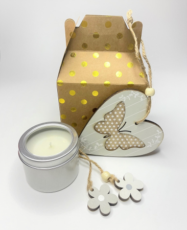 Setul contine: - o lumanare travel, aroma Trandafir, 85 g; - o decoratiune din lemn inima-fluture-flori; - o cutie maro cu buline aurii [1]
