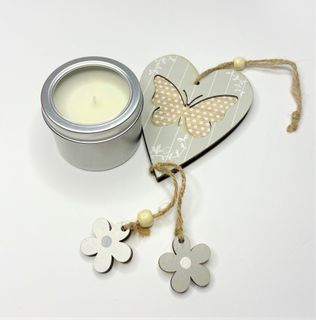 Setul contine: - o lumanare travel, aroma Trandafir, 85 g; - o decoratiune din lemn inima-fluture-flori; - o cutie maro cu buline aurii [2]