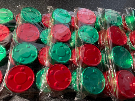 Set lumanari neparfumate tip pastila din ceara naturala de soia, handmade, 8 buc, 128 g, editie speciala de Craciun, culoare ambalaj rosu si verde. Sunt ambalate intr-o punga transparenta de celofan.  [4]