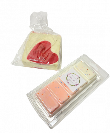 Setul contine: Snap bar cu ceara parfumata de soia, aroma Bujor si tei, clam shell, 50 g; Sapun natural Plin de iubire, Techir, namol si argila rosie, 120 g.   [0]