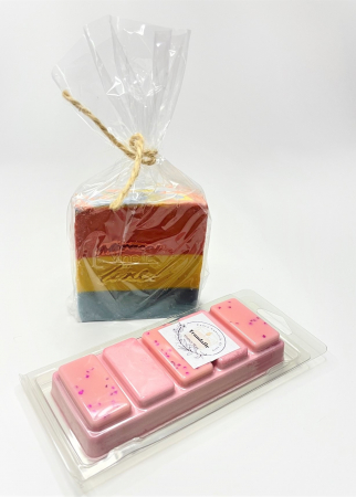 Setul contine: Snap bar cu ceara parfumata de soia, aroma Trandafir, clam shell, 50 g; Sapun natural Tricolor, Techir, Apa salina si namol, 120 g.   [4]