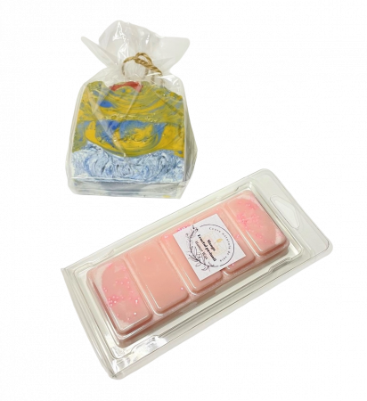 SPA day - Setul contine: Snap bar cu ceara parfumata de soia, aroma Mango si fructul pasiunii, clam shell, 50 g; Sapun natural hidratant multicolor, Techir, Van Gogh, 120 g.   