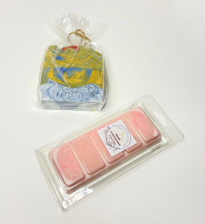 Setul contine: Snap bar cu ceara parfumata de soia, aroma Mango si fructul pasiunii, clam shell, 50 g; Sapun natural hidratant multicolor, Techir, Van Gogh, 120 g.    [4]