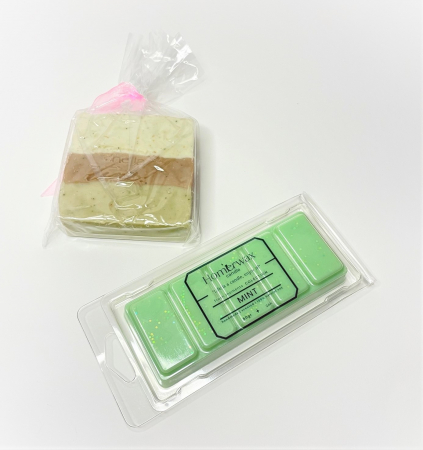 Setul contine: Snap bar cu ceara parfumata de soia, aroma Menta, clam shell, 50 g; Sapun natural pentru ten acneic si incarcat, Techir, Namol si Tea Tree, 120 g.   [3]