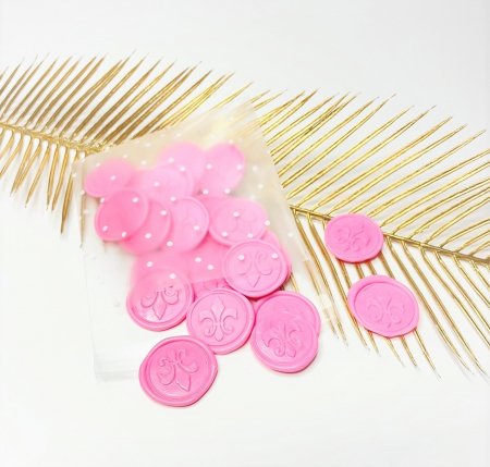 Sigiliu din ceara pentru invitatii nunta/botez, roz, model trandafir sau crin, autoadeziv, 25 buc/set. Ambalare: punga opaca cu buline albe. [9]