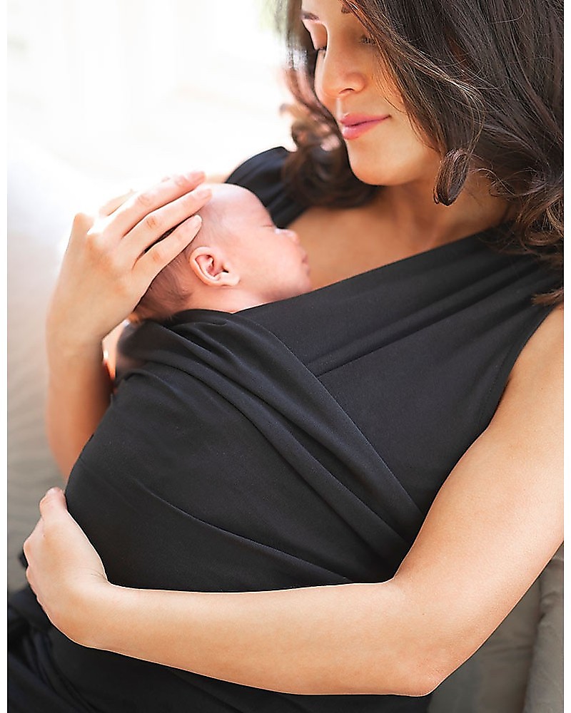 Beneficiile babywearingului din prima zi de viață a bebelușului