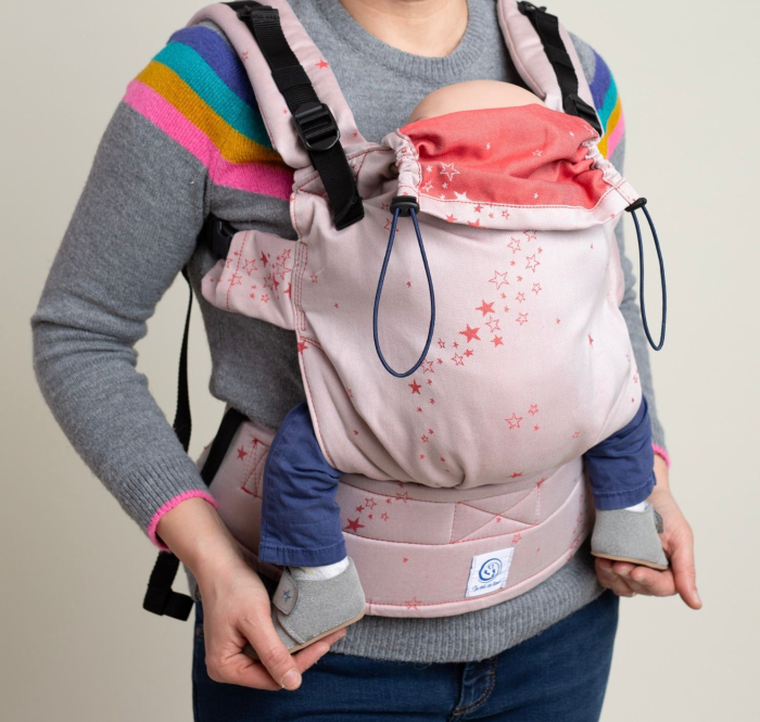 Un marsupiu sigur, prietenos și ușor de ajustat — creat pentru conectare și confort în fiecare zi [2]