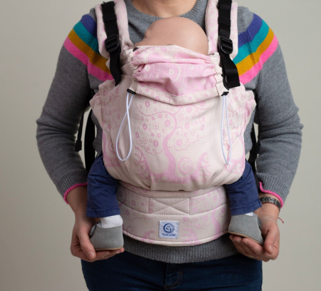 Bebeluș - Un marsupiu sigur, prietenos și ușor de ajustat — creat pentru conectare și confort în fiecare zi