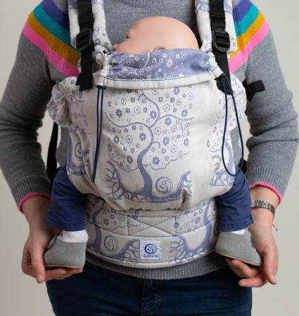 Bebeluș - Un marsupiu sigur, prietenos și ușor de ajustat — creat pentru conectare și confort în fiecare zi