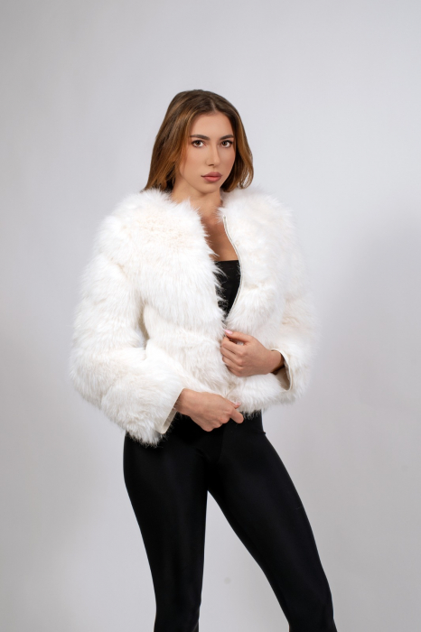 Haină scurtă si elegantă, din blana de culoare alba [5]
