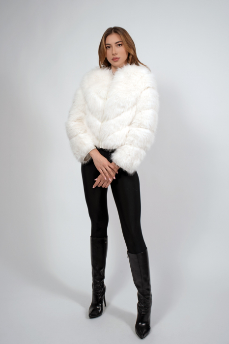 Haină scurtă si elegantă, din blana de culoare alba [2]