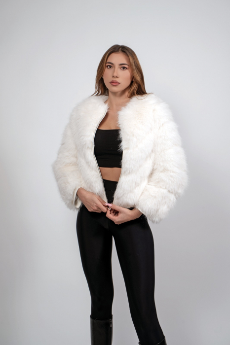 Haină scurtă si elegantă, din blana de culoare alba [1]