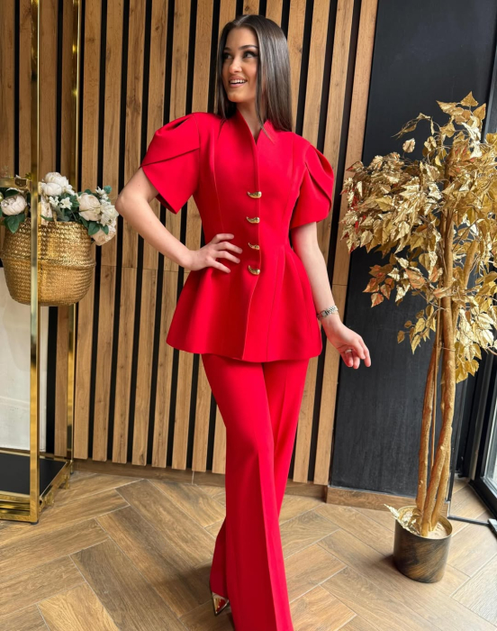 Compleu rosu cu accesorii aurii [3]