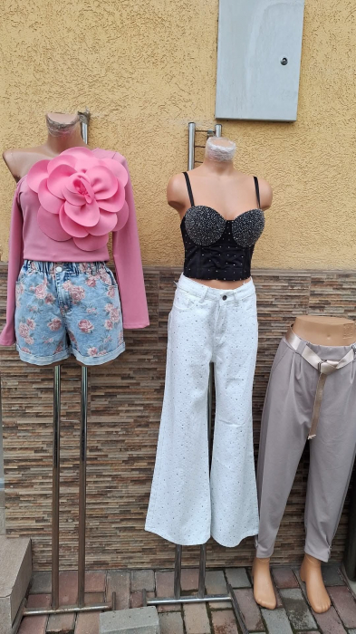Pantaloni scurti de blugi cu imprimeu floral [6]