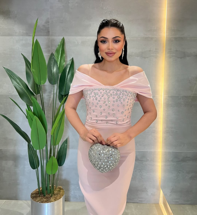 Rochie creion elegantă, de culoare roz pudra, cu decolteu tip barcă pe umeri [2]