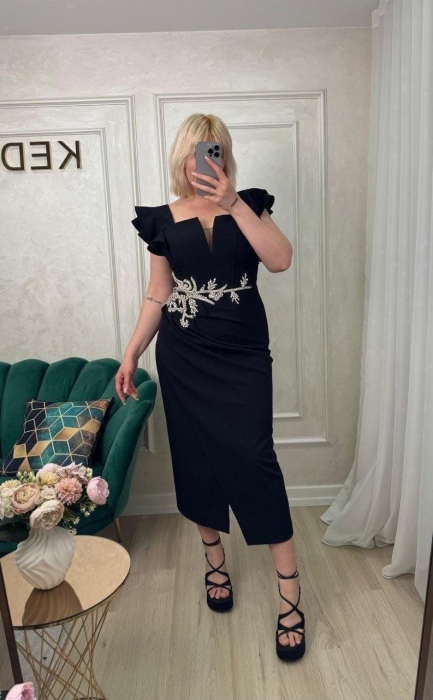 Rochie de Ocazie Midi Neagră, cu Aplicație din Cristale și Volane la Mâneci [2]