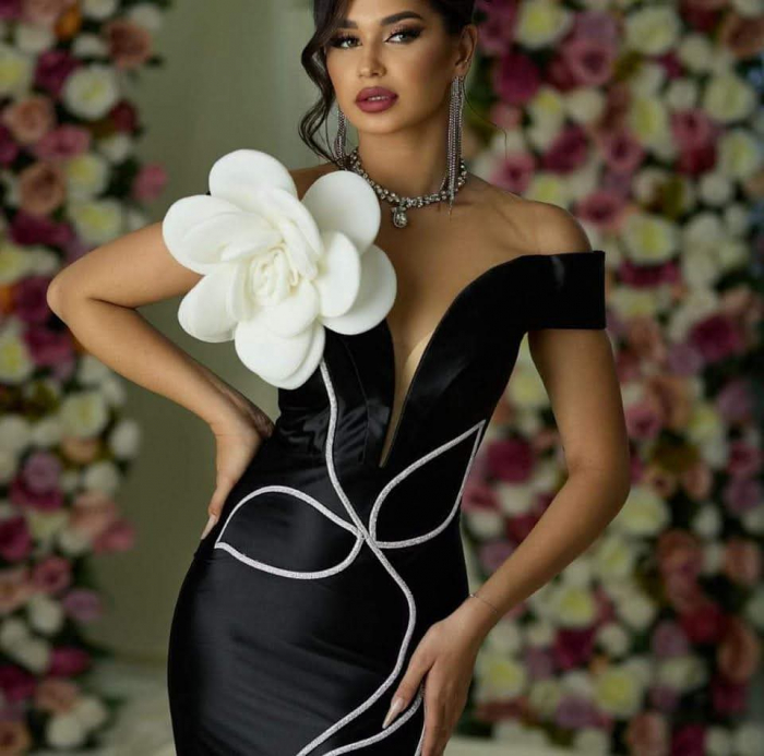 Rochie midi eleganta neagra accesorizata cu floare alba [2]