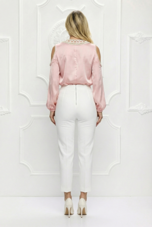 Bluza satinata, roz, avand gulerul brodat, umeri decupati si maneci lungi [3]